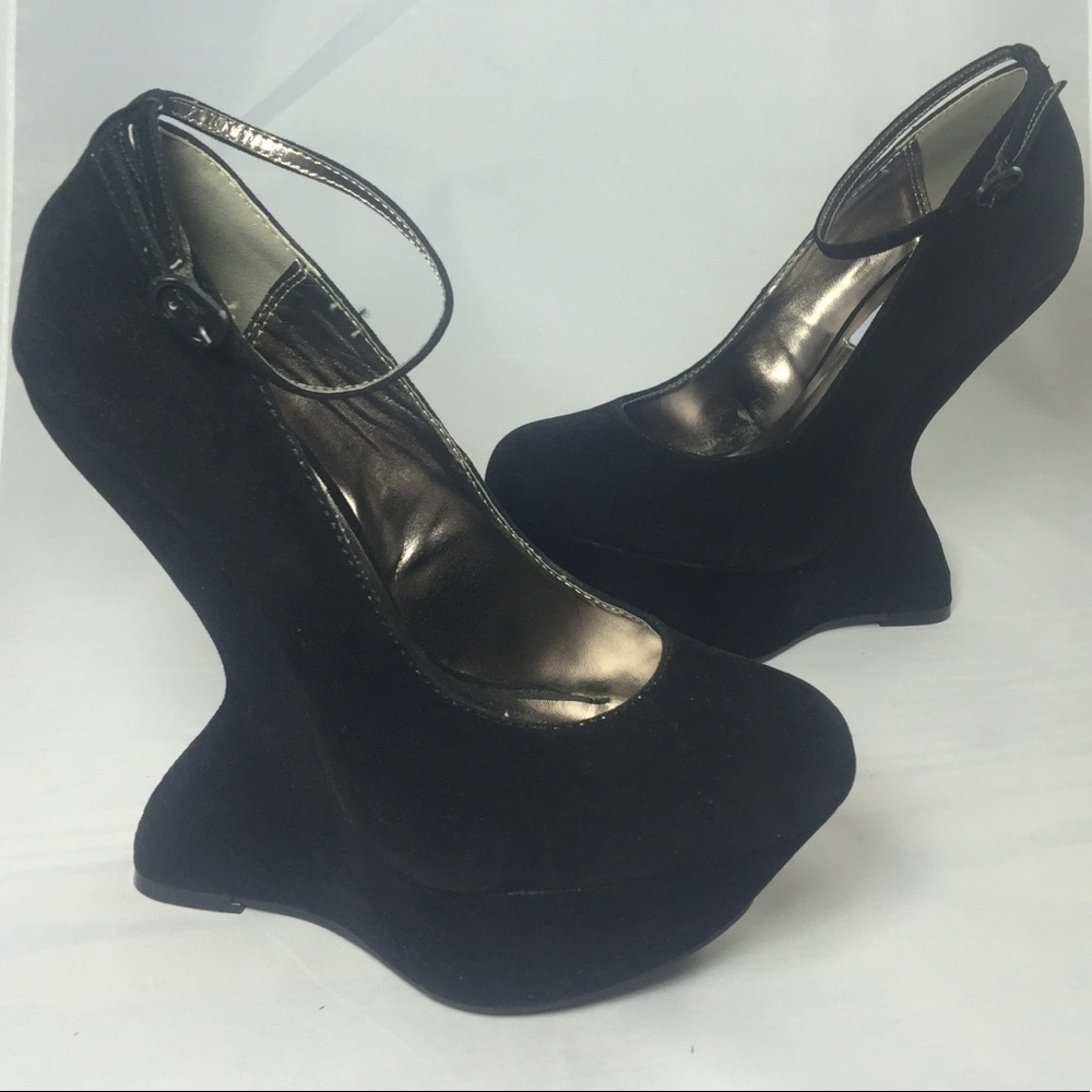 Steve Madden velvet gravity platform pumps